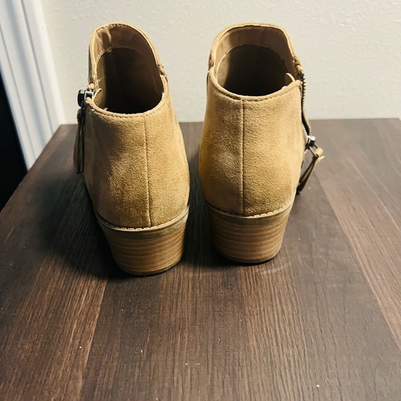 Time and Tru Brown Memory Foam Low Heel Ankle Boots Size 6.5 - Picture 6 of 7